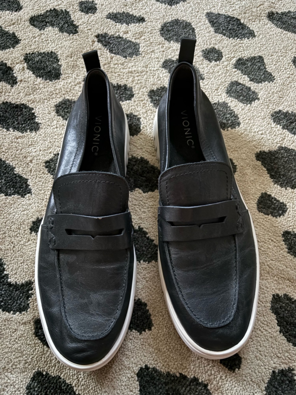 Vionic Women’s black Leather Slip-On 👞